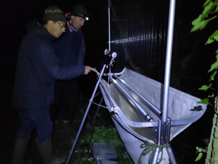 Paul and Max pointing at a empty harp trapPaul and Max pointing at a empty harp trap